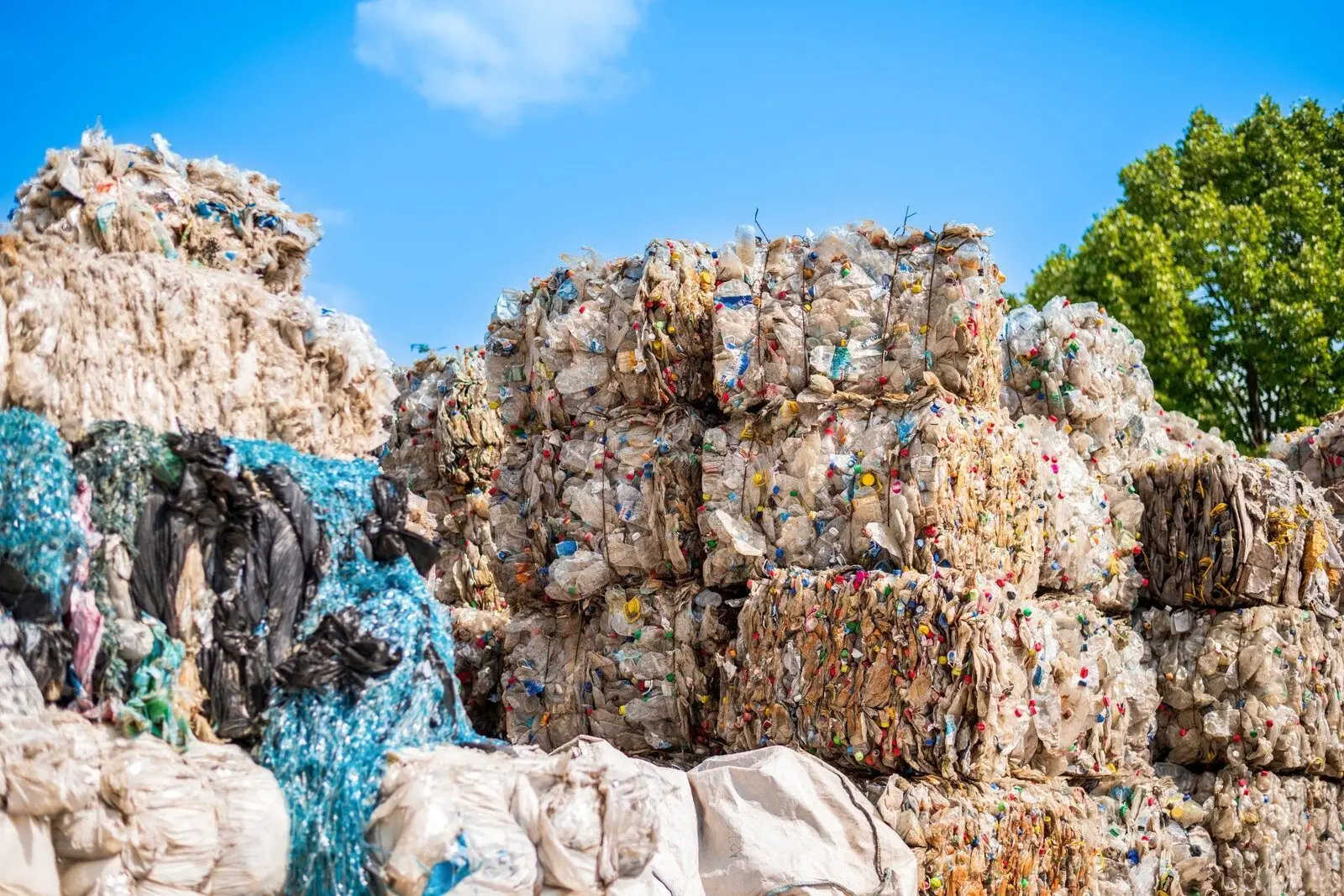 Compressed recycled plastic bales – circular material flows